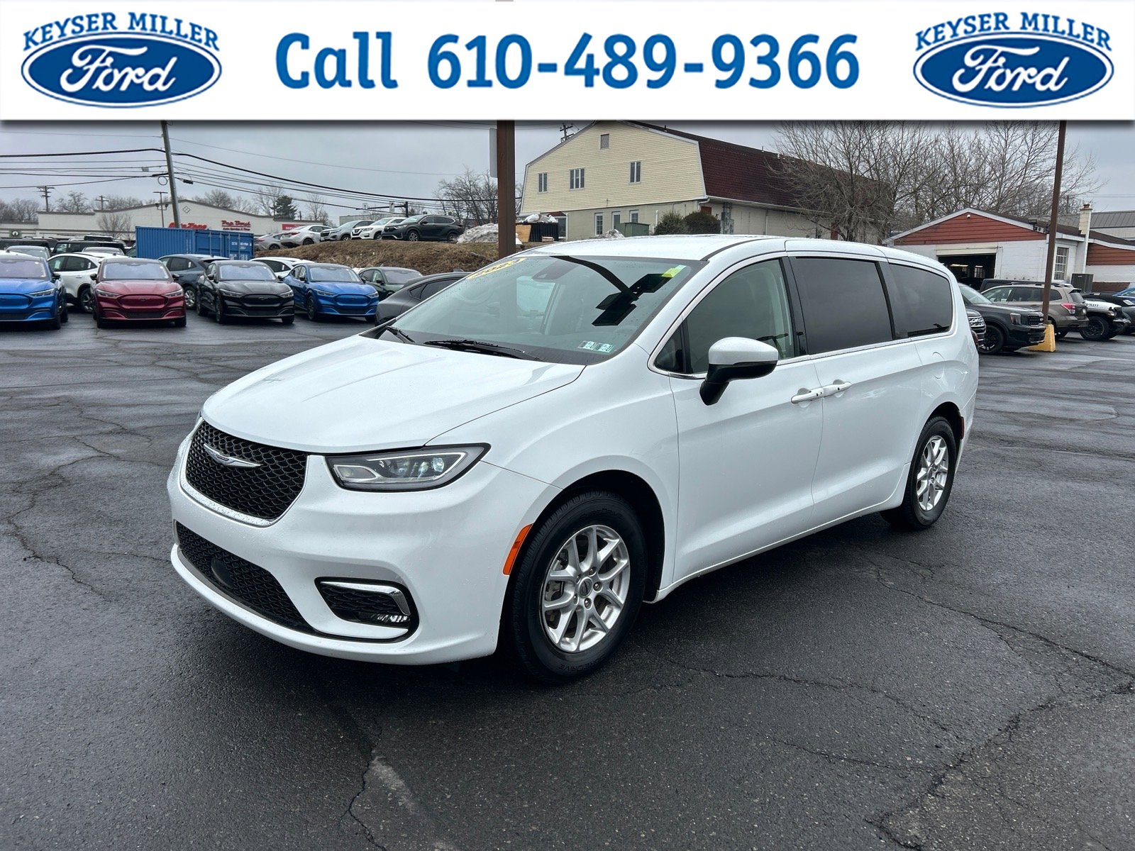 Used 2023 Chrysler Pacifica Touring-L image 1