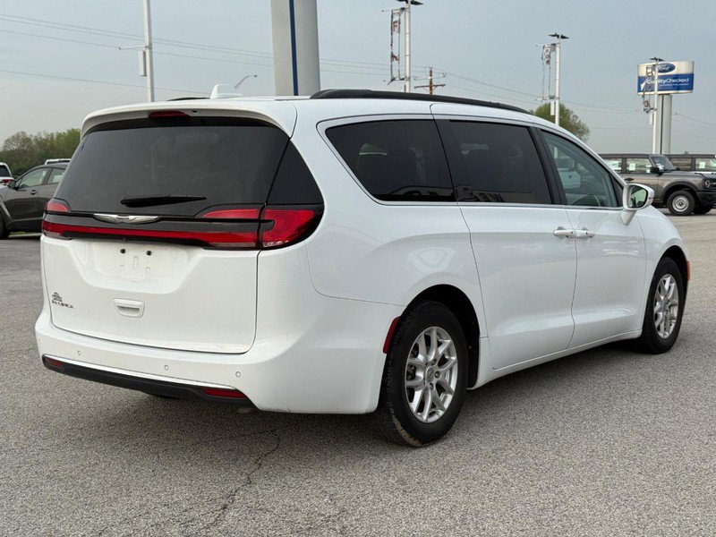 Used 2022 Chrysler Pacifica Touring-L FWD image 5