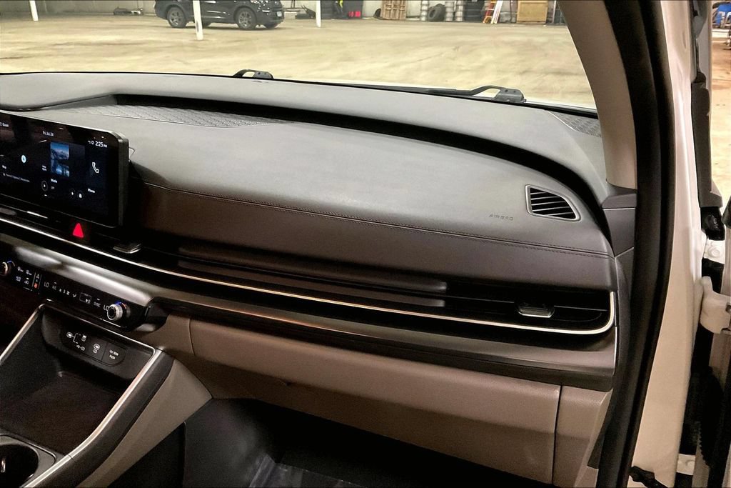 Used 2025 Kia Carnival FWD image 15