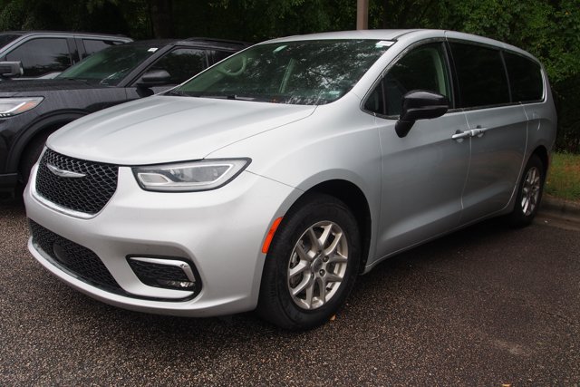 Used 2024 Chrysler Pacifica Touring-L FWD image 4
