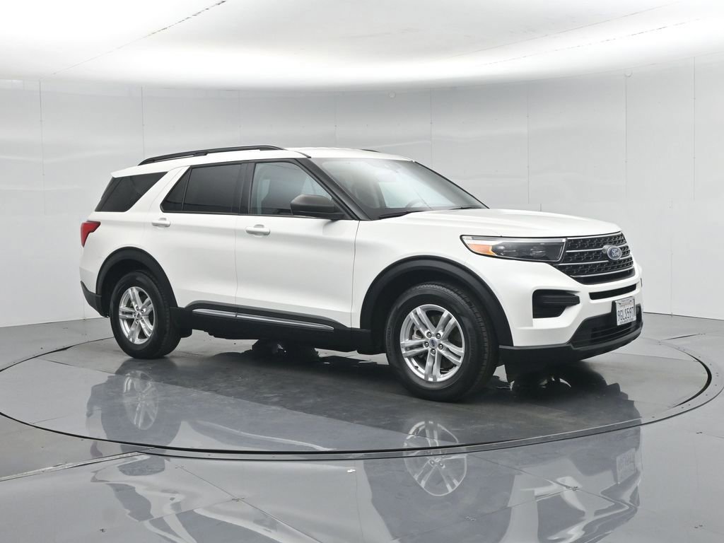 Certified 2023 Ford Explorer XLT RWD image 3