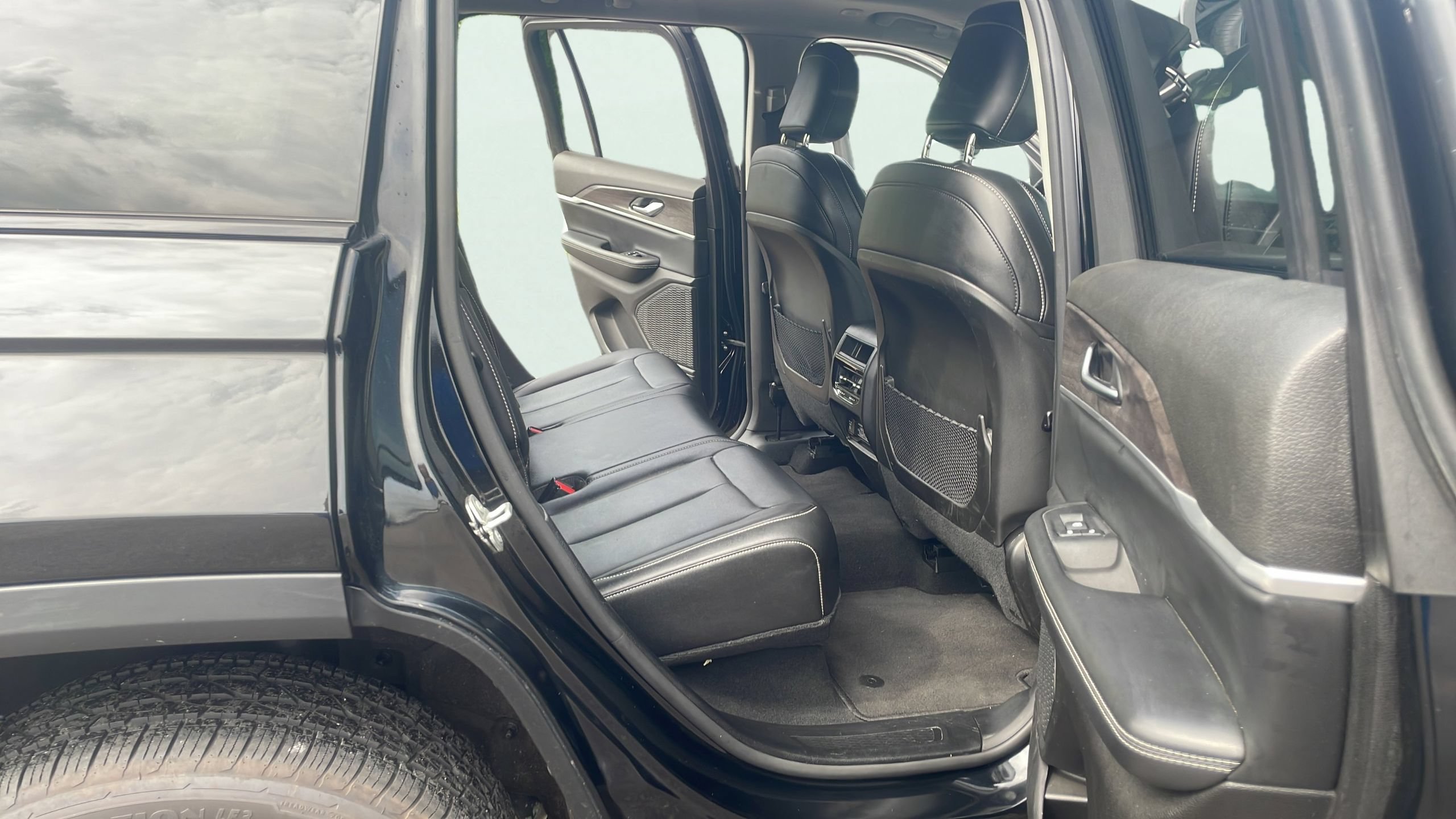 Used 2023 Jeep Grand Cherokee Limited w/ Black Appearance Package AWD/4WD image 15