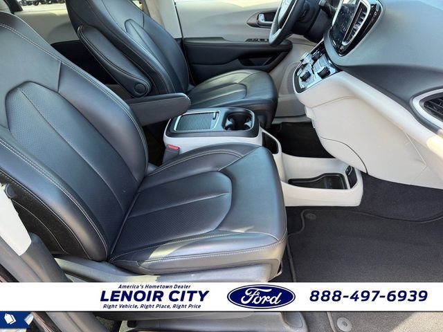 Used 2023 Chrysler Pacifica Touring-L FWD image 13