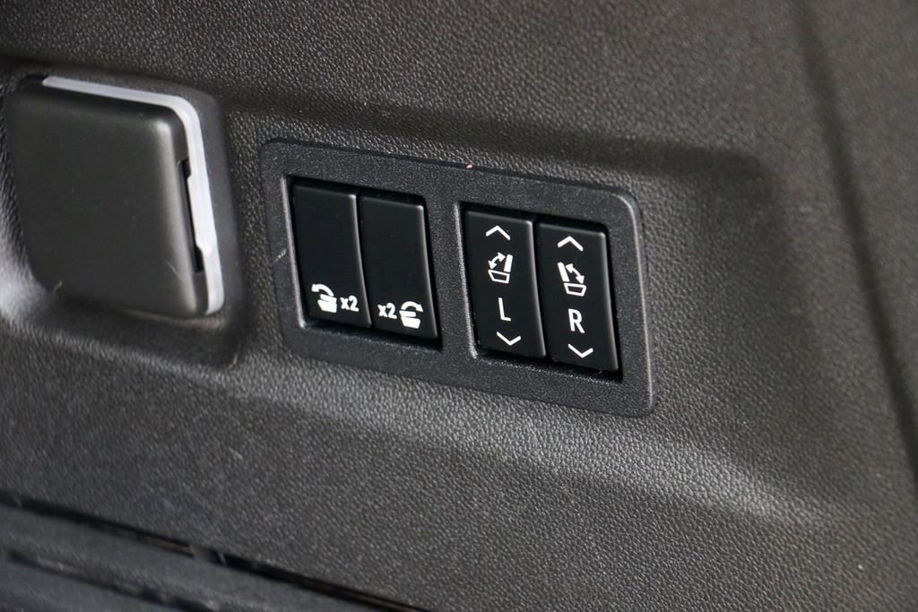 Used 2022 Chevrolet Suburban Z71 w/ Luxury Package image 39