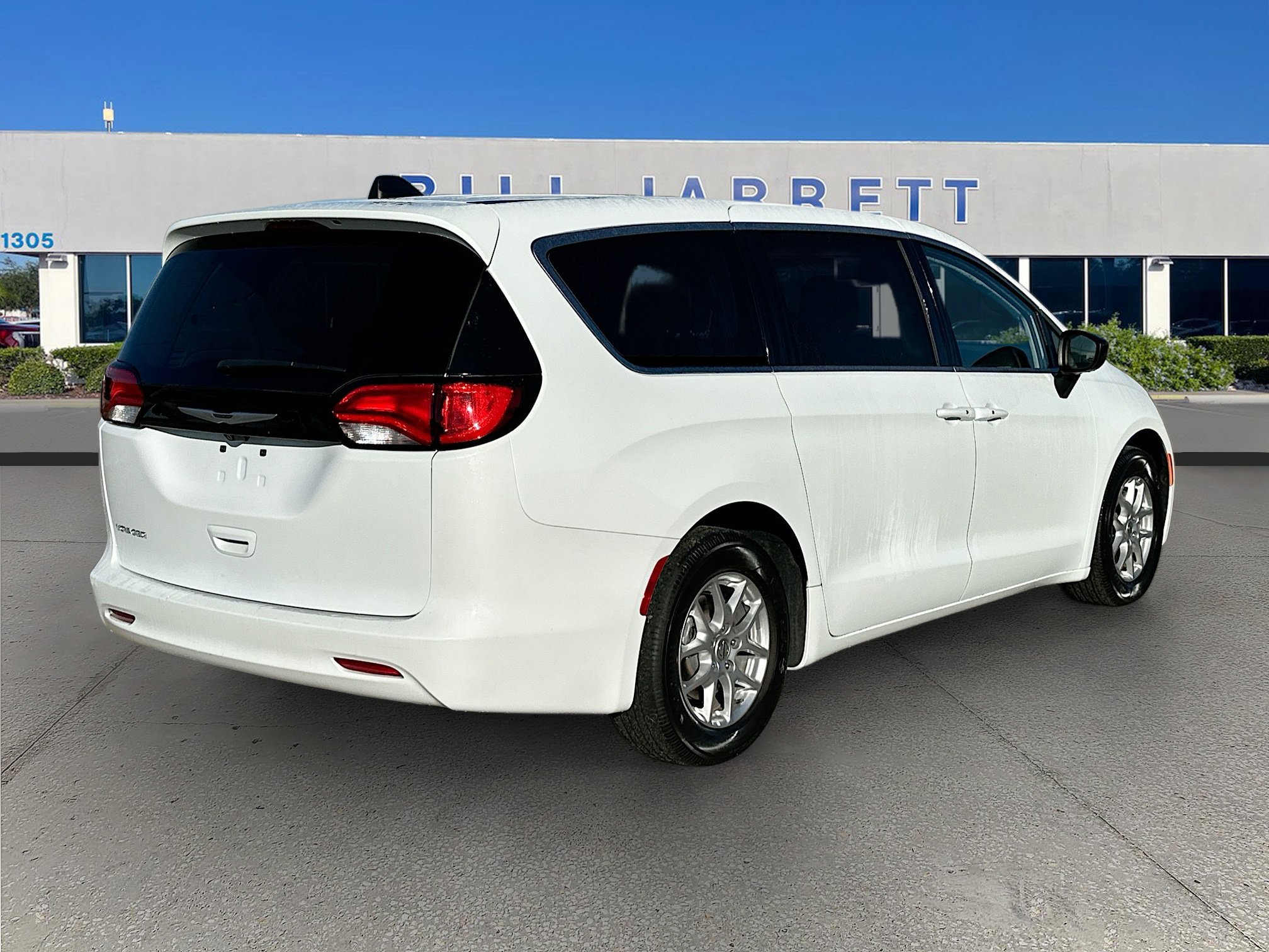Used 2024 Chrysler Voyager LX image 5