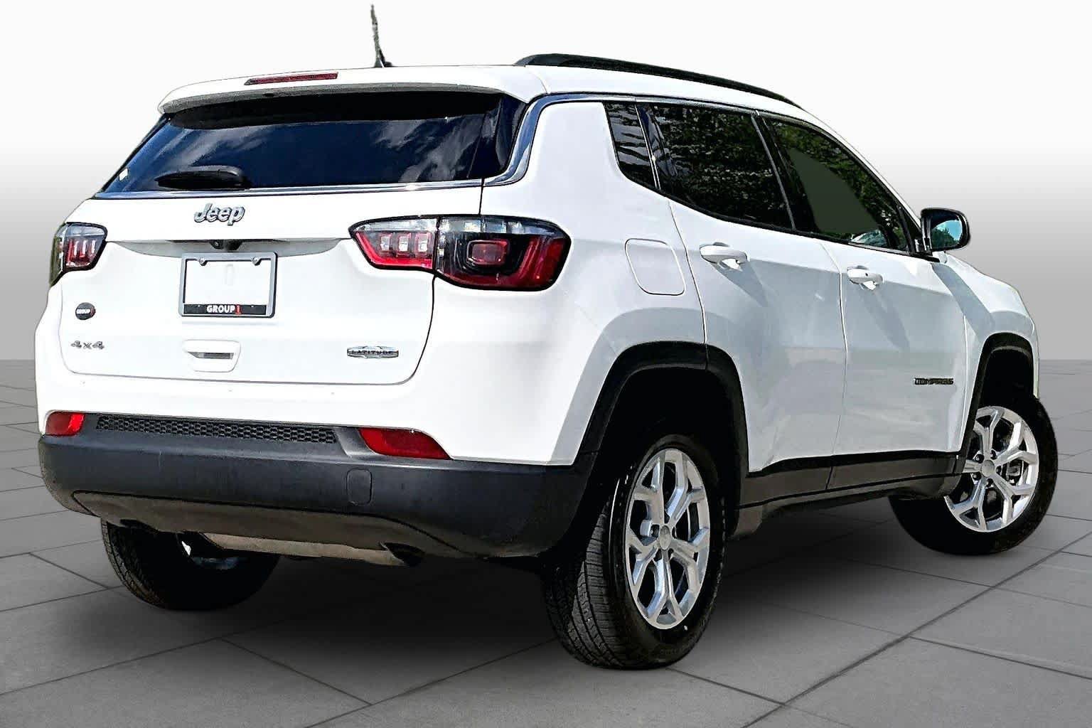Used 2024 Jeep Compass Latitude AWD/4WD image 13