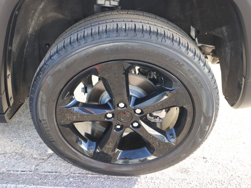 Used 2023 Jeep Grand Cherokee Limited w/ Black Appearance Package image 16