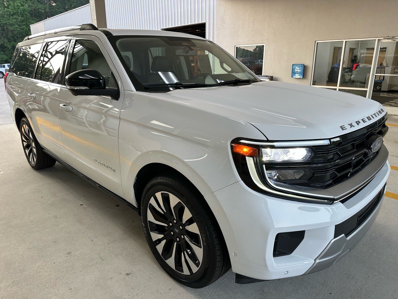 Certified 2025 Ford Expedition Max Platinum w/ Driver's Package AWD/4WD image 9