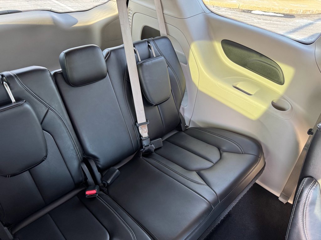 Used 2023 Chrysler Pacifica Touring-L image 18