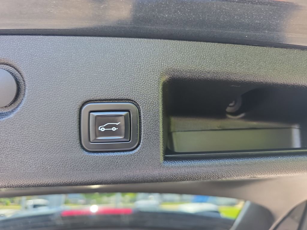 Used 2020 Chevrolet Equinox LT w/ Driver Convenience Package AWD/4WD image 13
