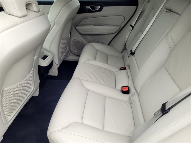 Used 2022 Volvo XC60 B5 Momentum image 13