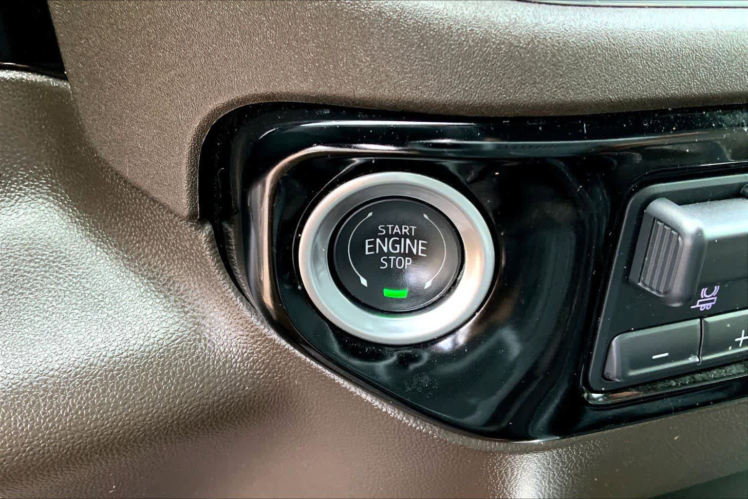 Used 2024 GMC Sierra 1500 SLT AWD/4WD image 32