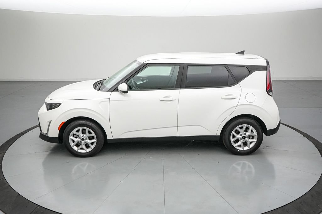 Used 2025 Kia Soul LX w/ LX Technology Package FWD image 7