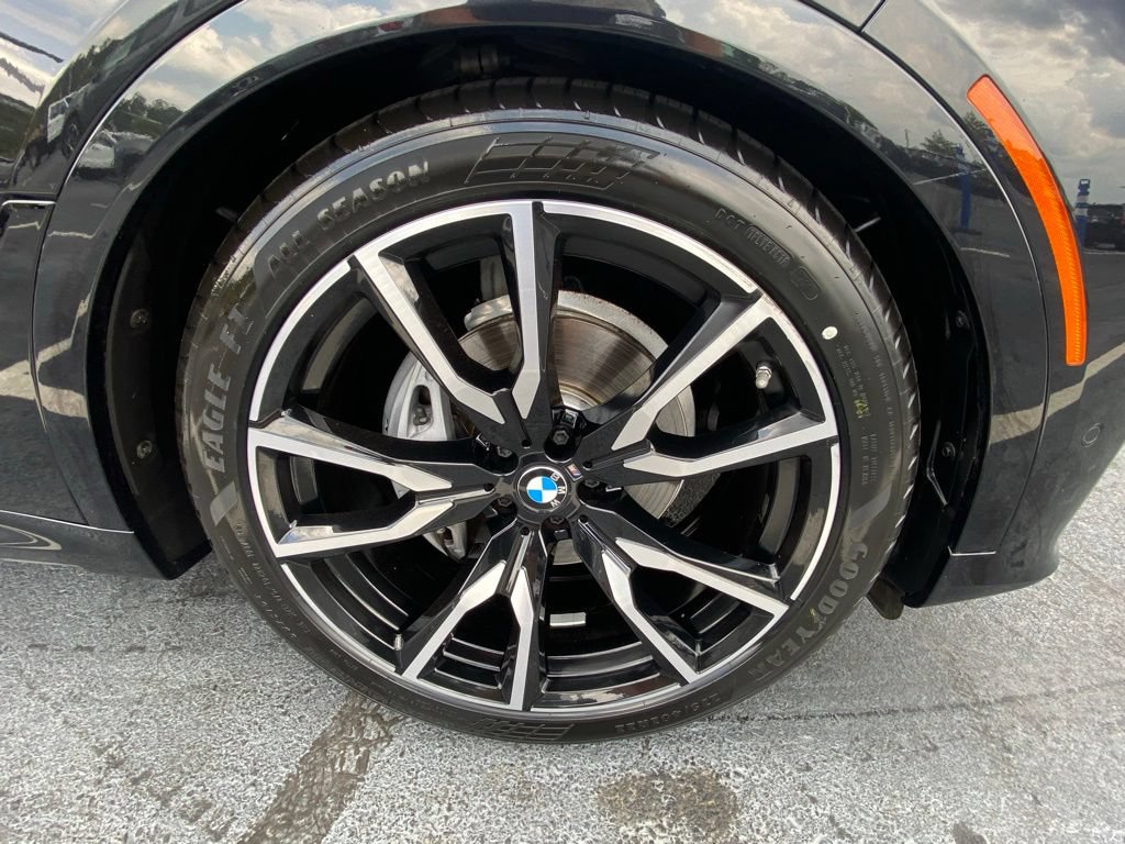 Used 2022 BMW X7 xDrive40i w/ M Sport Package AWD/4WD image 31