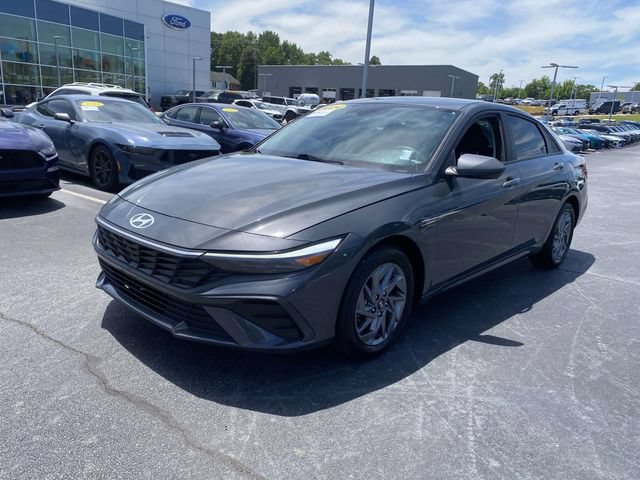 Used 2024 Hyundai Elantra SEL FWD image 3