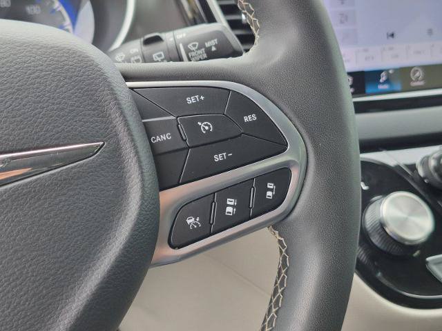 Used 2023 Chrysler Pacifica Touring-L FWD image 19