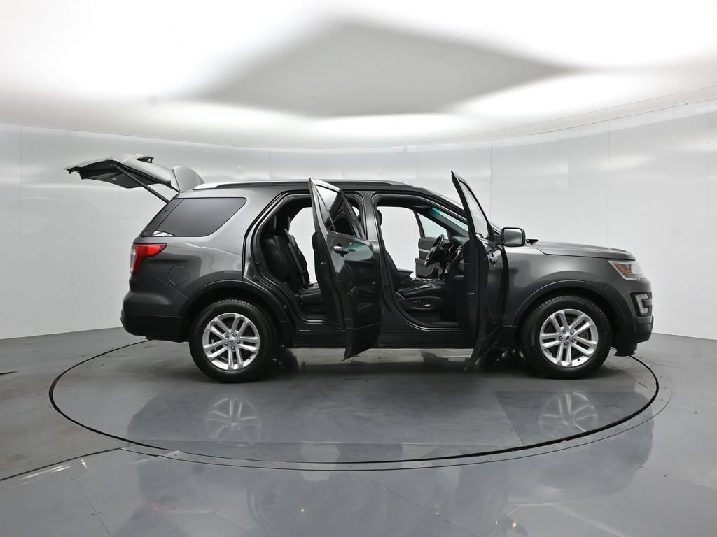 Certified 2017 Ford Explorer XLT w/ Equipment Group 202A FWD image 5