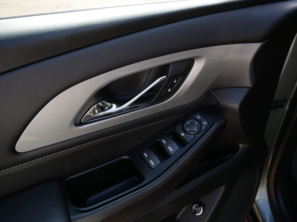 Used 2023 Chevrolet Traverse LT image 18