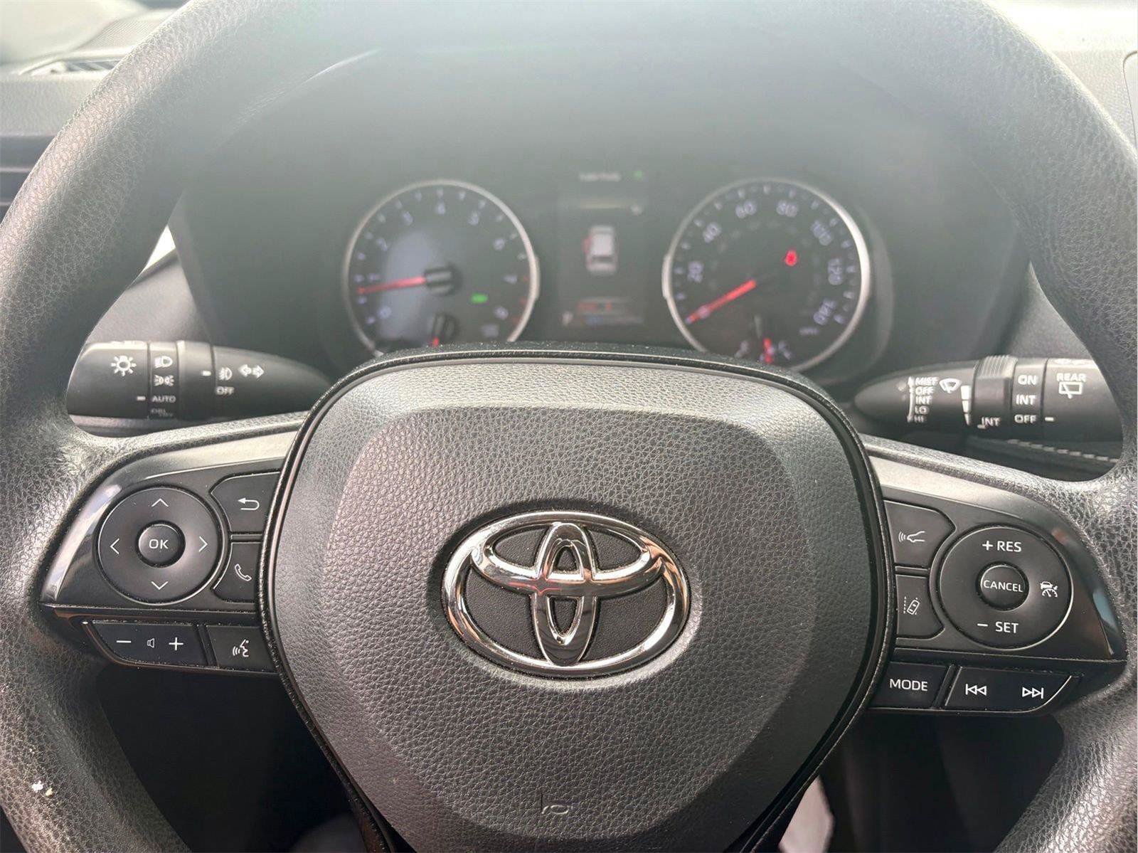 Used 2020 Toyota RAV4 XLE w/ Convenience Package FWD image 11
