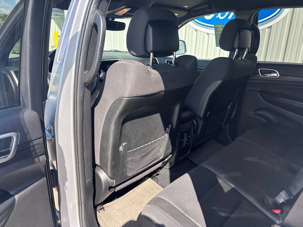 Used 2019 Jeep Grand Cherokee Laredo w/ 18" Wheel & 8.4" Radio Group AWD/4WD image 24