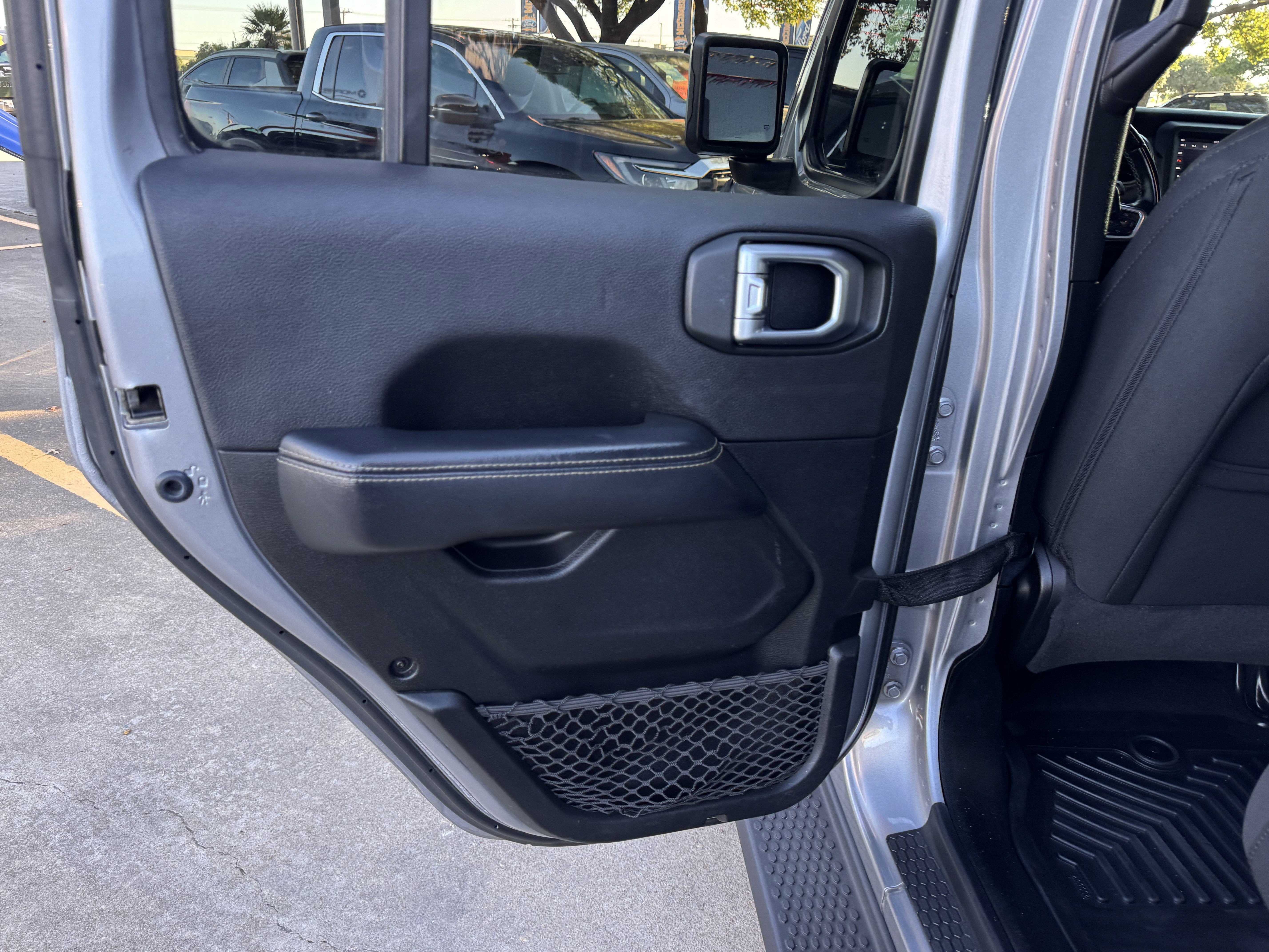 Used 2020 Jeep Wrangler Unlimited Sahara image 15