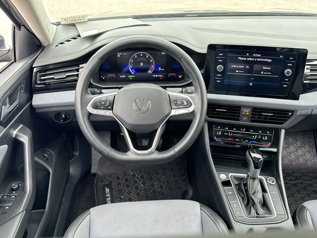 Used 2025 Volkswagen Jetta SE w/ Sunroof Package FWD image 14