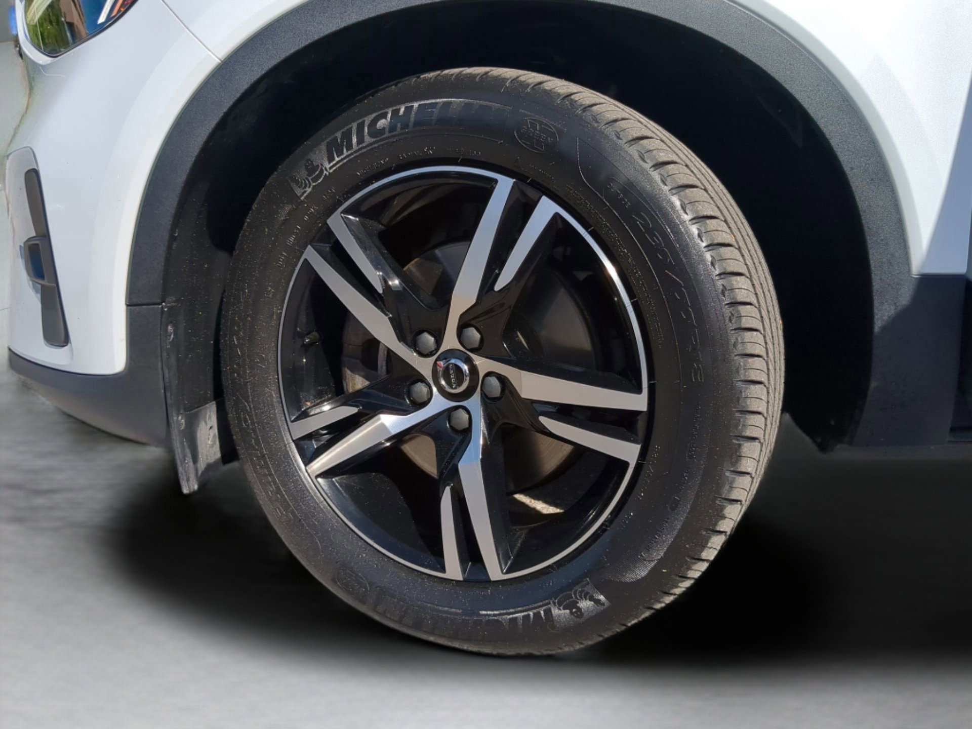 Used 2023 Volvo XC40 B5 Plus image 64