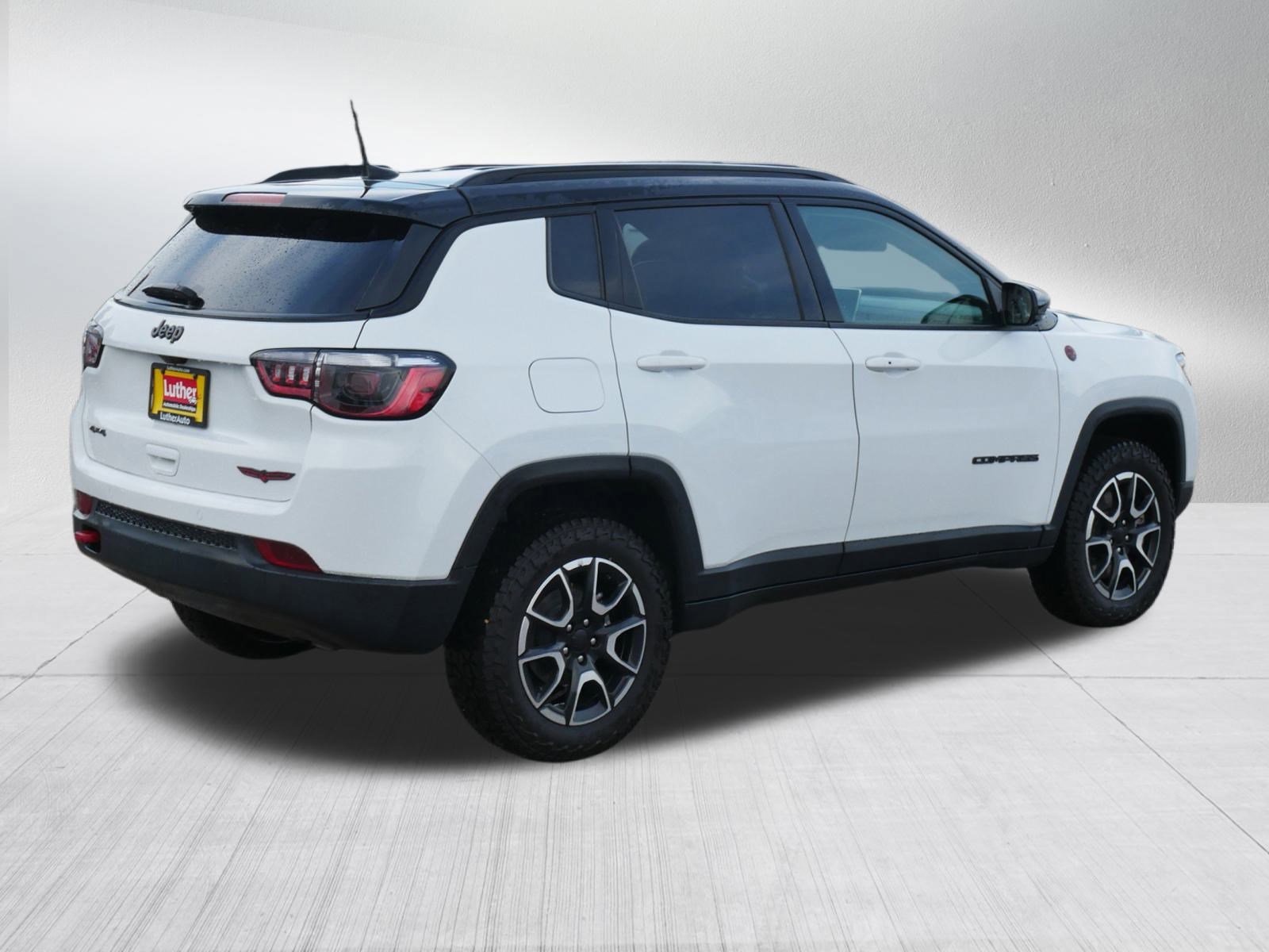 Used 2024 Jeep Compass Trailhawk image 5