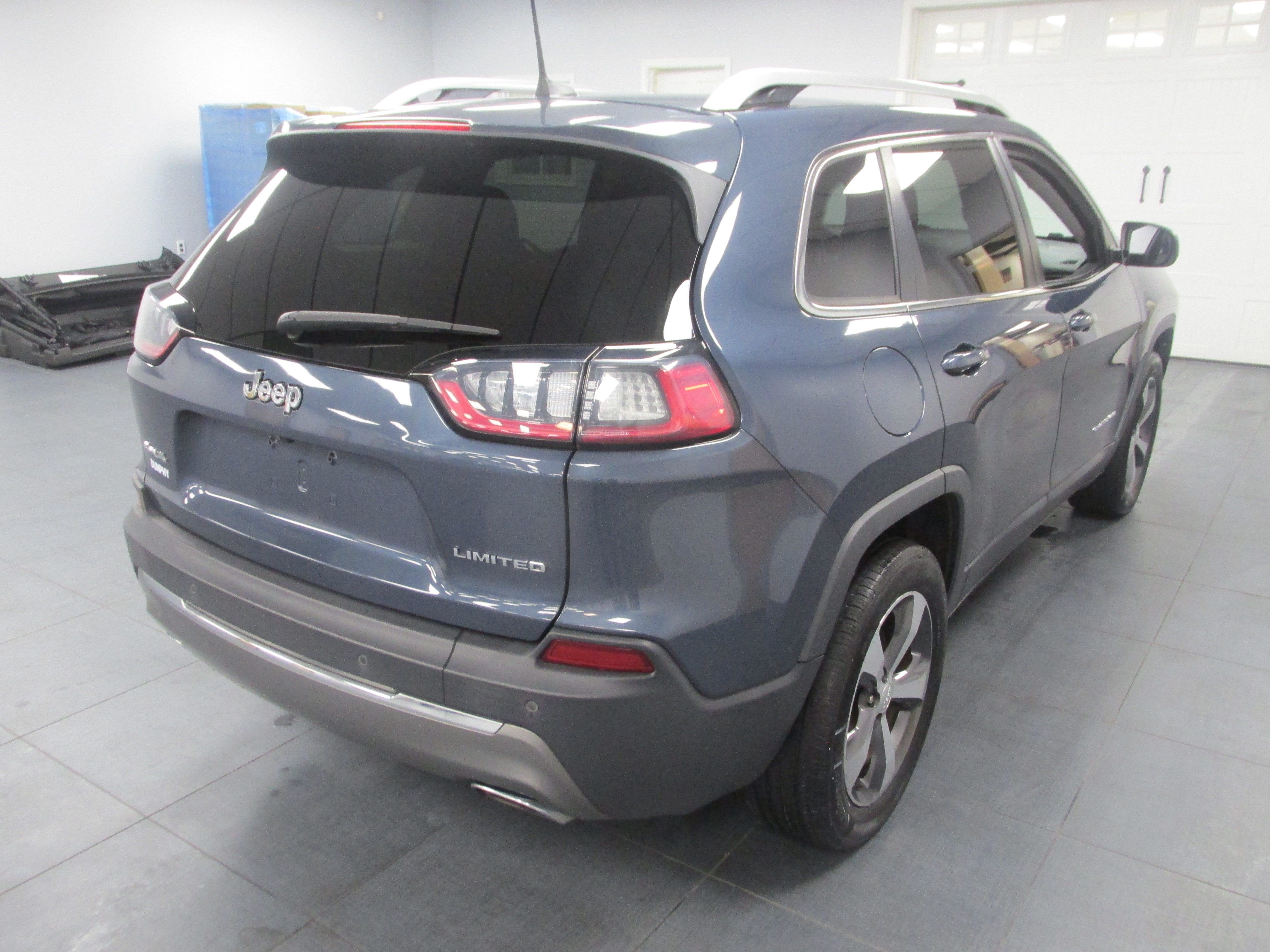 Used 2019 Jeep Cherokee Limited AWD/4WD image 5