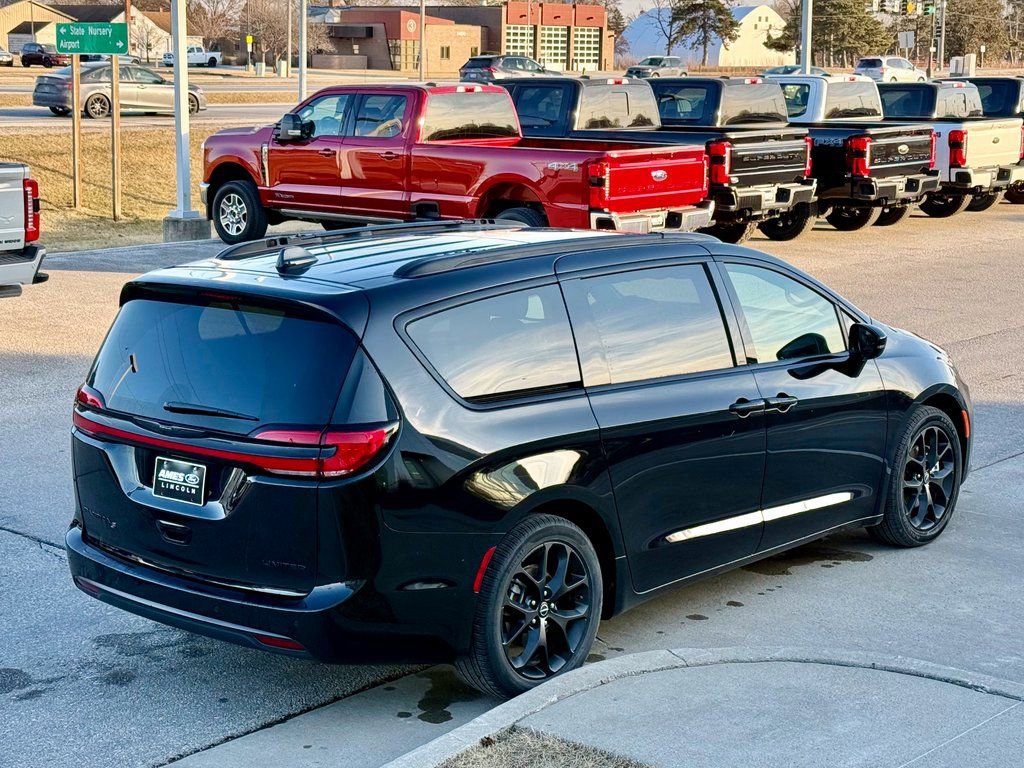 Used 2025 Chrysler Pacifica Limited image 3