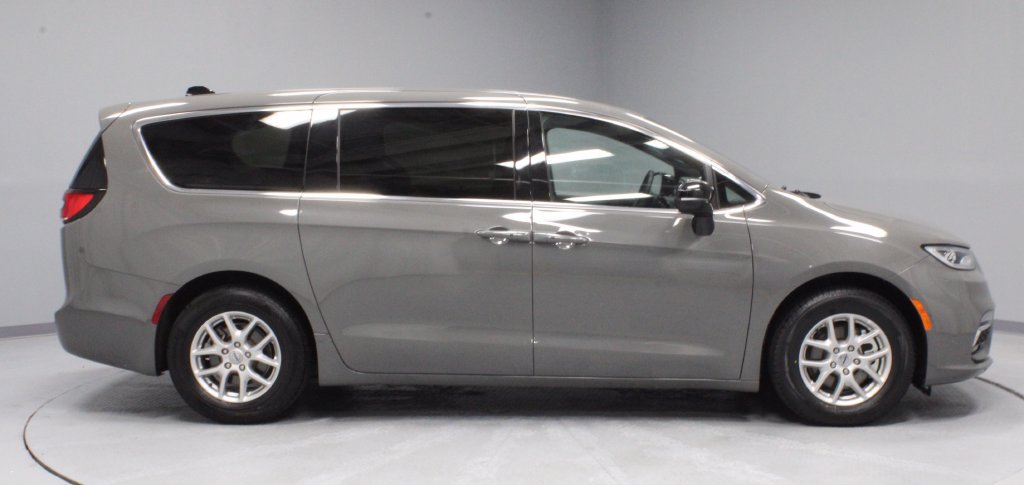 Used 2025 Chrysler Pacifica Select FWD image 12