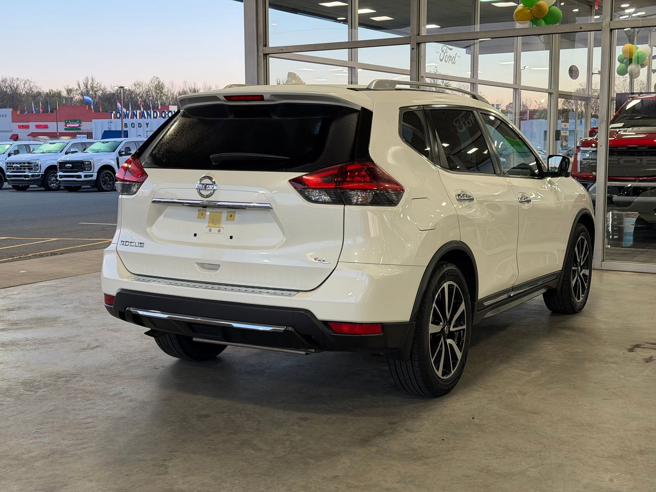 Used 2018 Nissan Rogue SL w/ Premium Package image 9