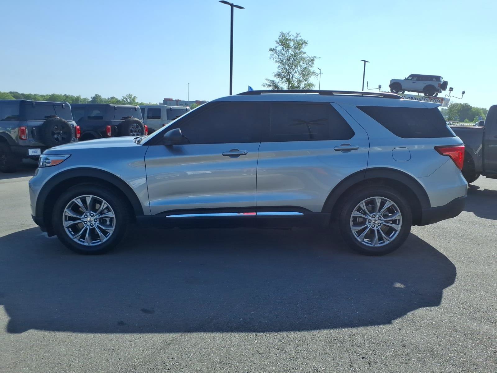 Certified 2022 Ford Explorer XLT w/ Equipment Group 202A RWD image 6
