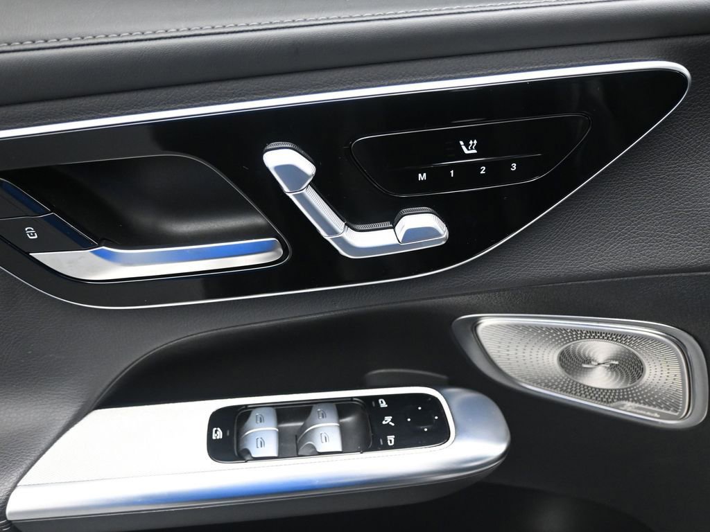 Used 2025 Mercedes-Benz GLC 300 image 11