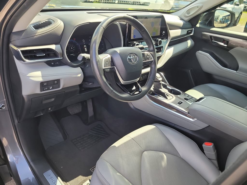 Used 2023 Toyota Highlander Limited FWD image 18