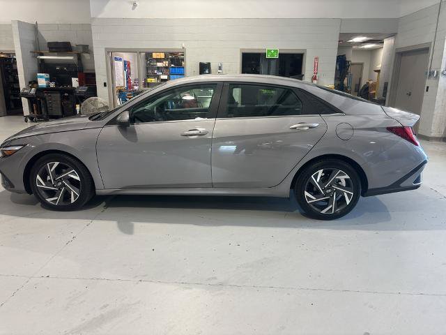 Used 2024 Hyundai Elantra SEL w/ Convenience Package FWD image 8