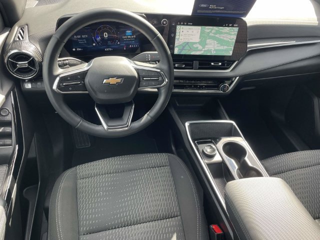 Used 2026 Chevrolet Equinox LT FWD image 3