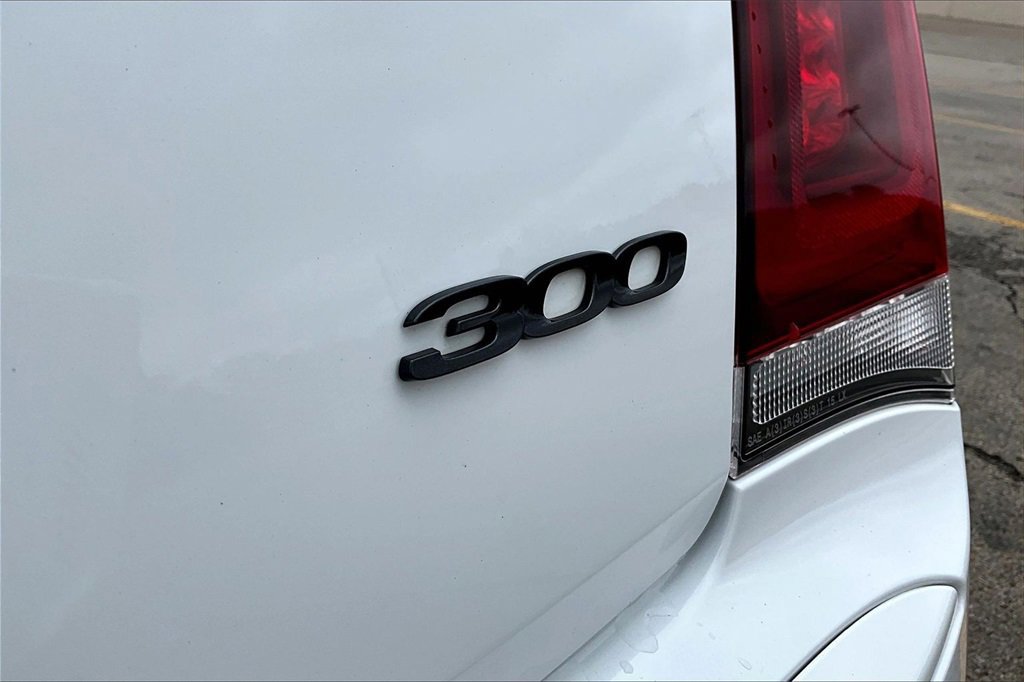 Used 2022 Chrysler 300 Touring w/ Sport Appearance Package image 10