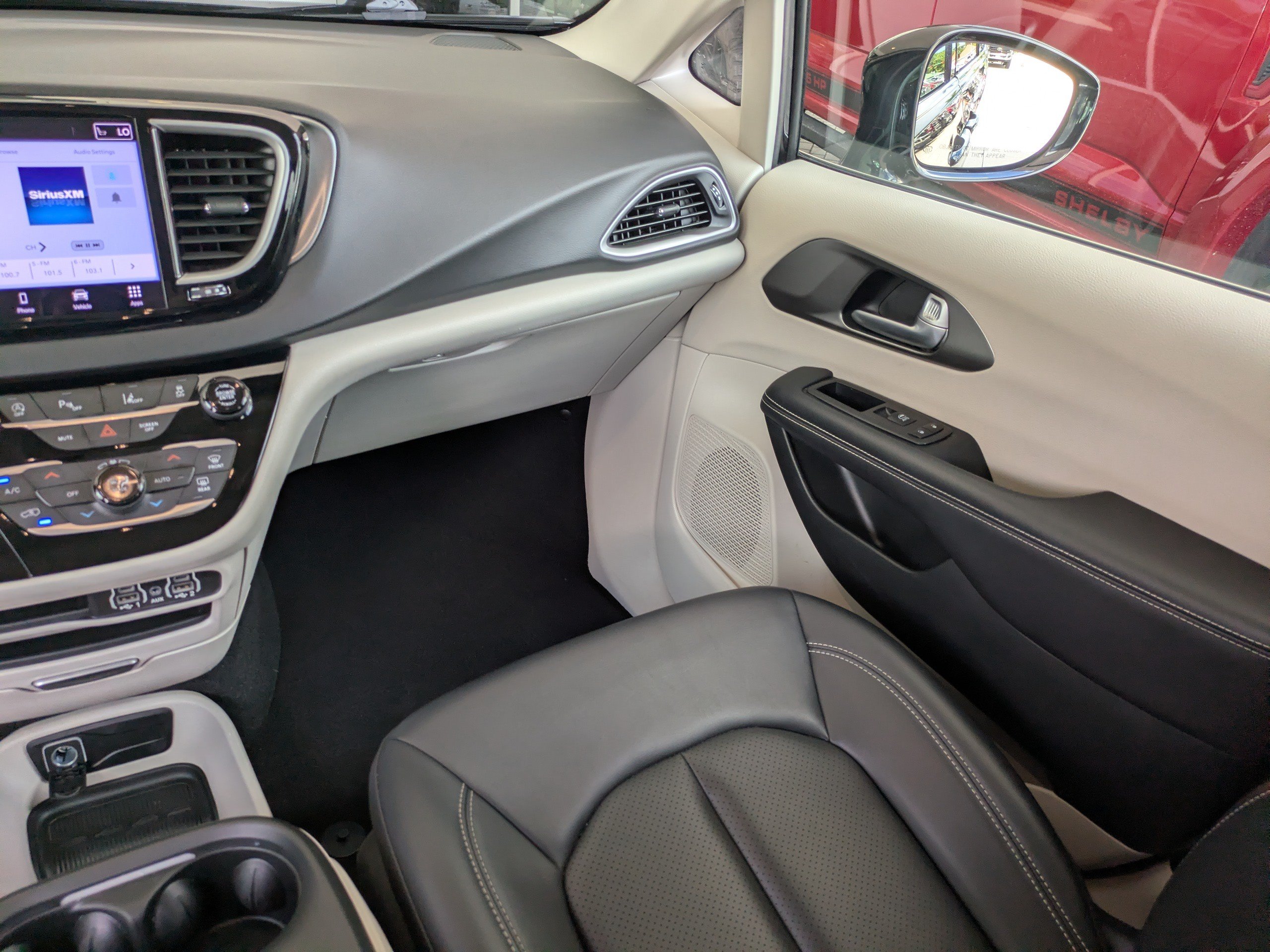 Used 2024 Chrysler Pacifica Touring-L FWD image 19