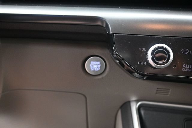 Used 2025 Kia Carnival FWD image 20