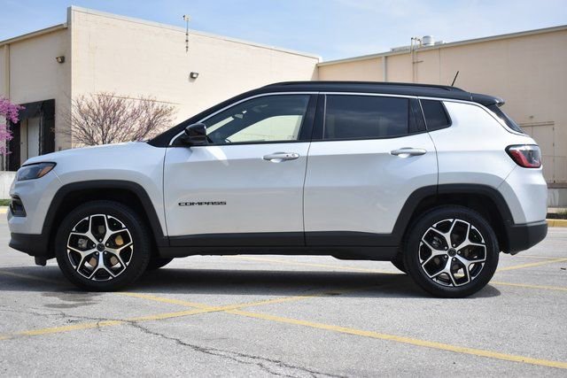 Used 2025 Jeep Compass Limited AWD/4WD image 11