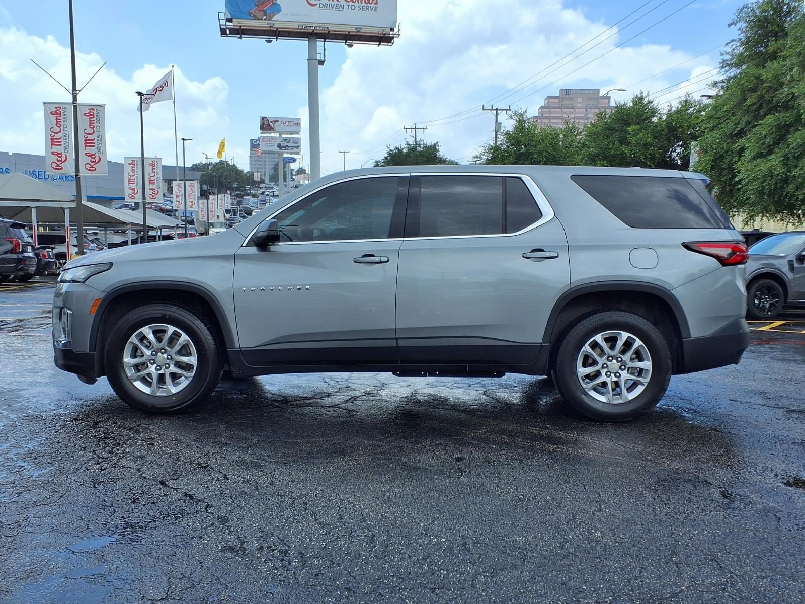 Used 2023 Chevrolet Traverse LS FWD image 9