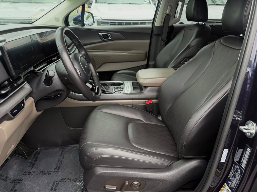 Used 2025 Kia Carnival EX FWD image 16