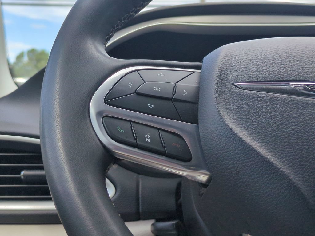 Used 2023 Chrysler Pacifica Touring-L FWD image 17