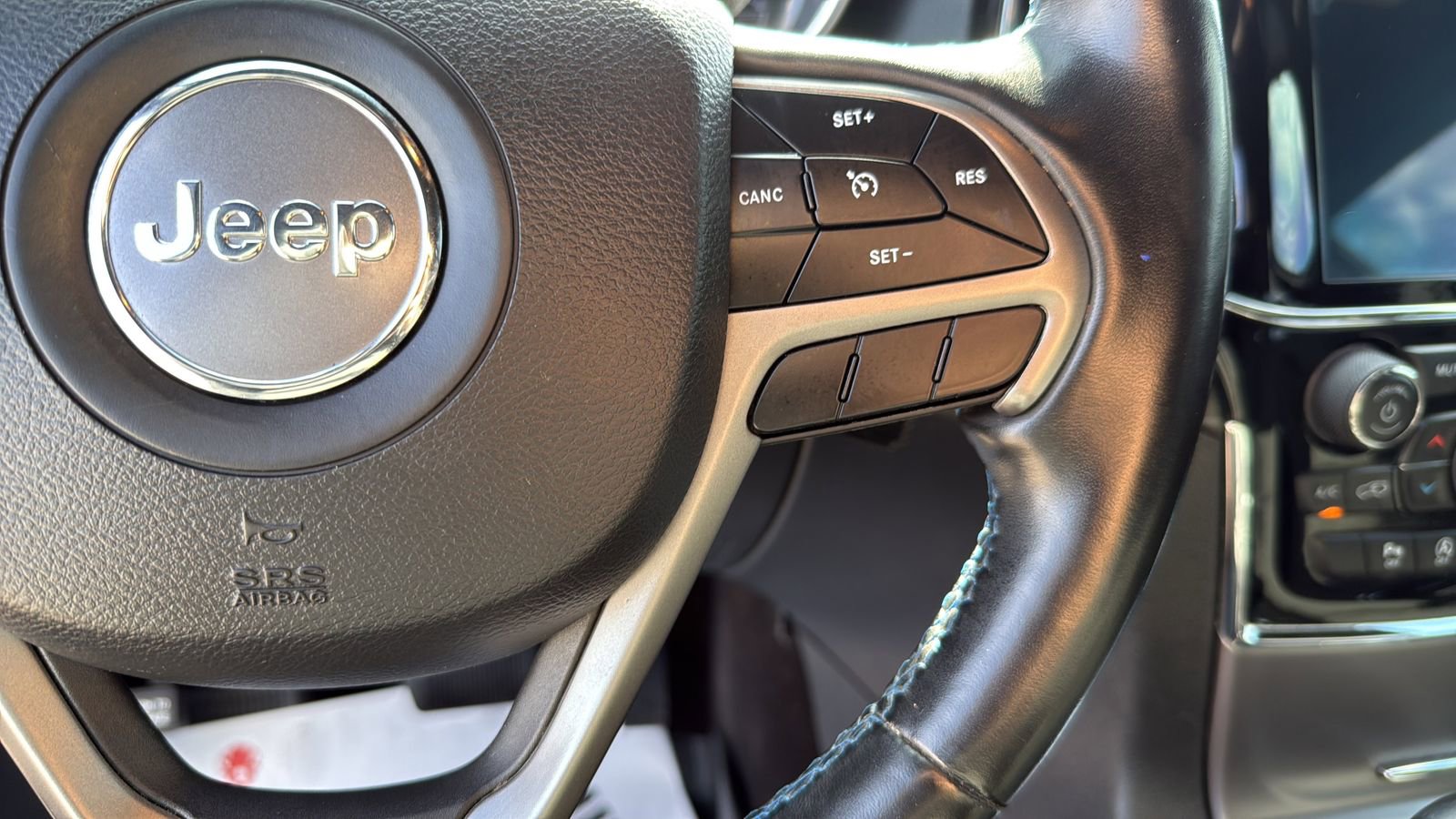 Used 2019 Jeep Grand Cherokee Laredo AWD/4WD image 15