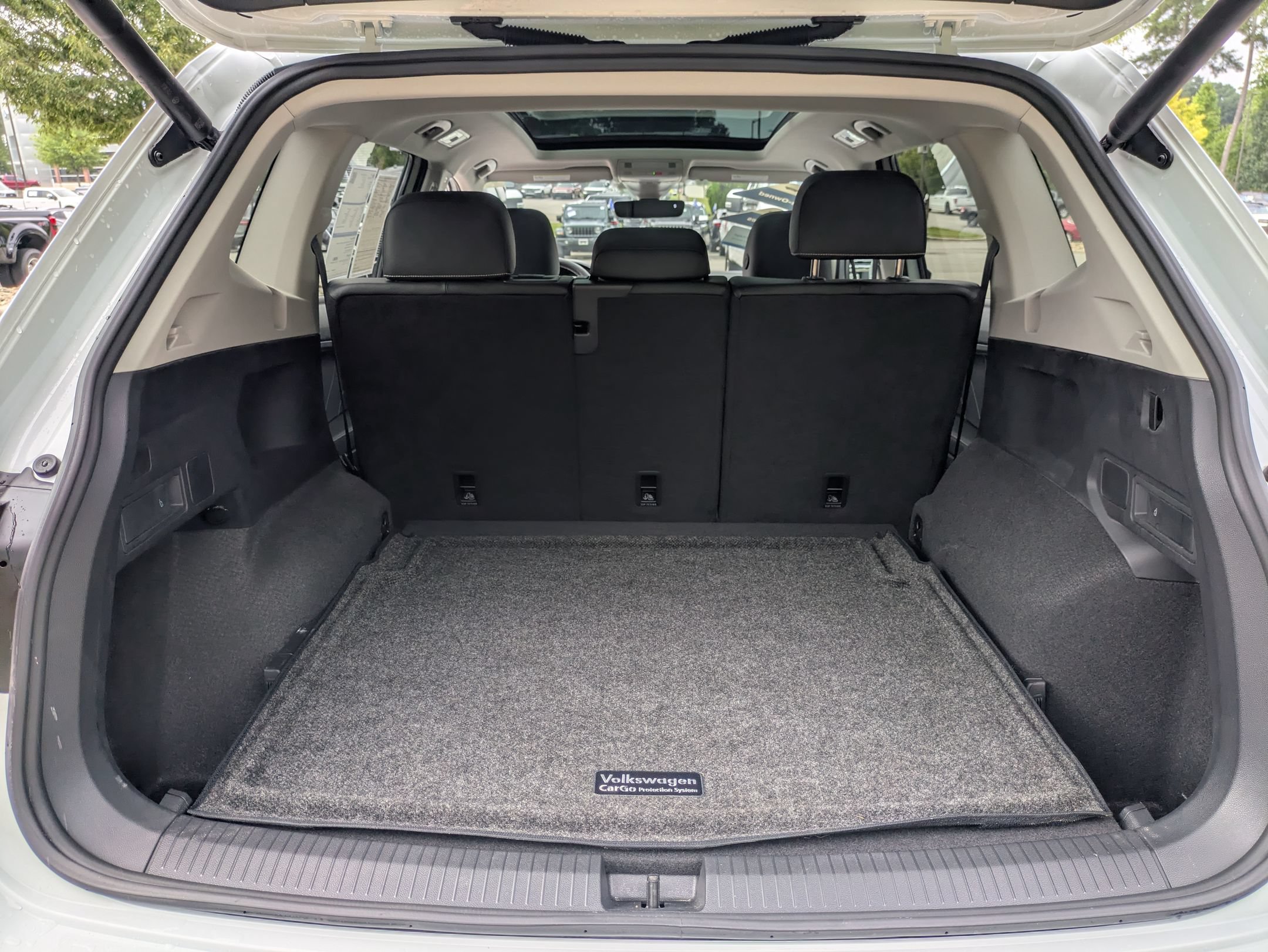 Used 2024 Volkswagen Tiguan SE w/ Panoramic Sunroof Package AWD/4WD image 35
