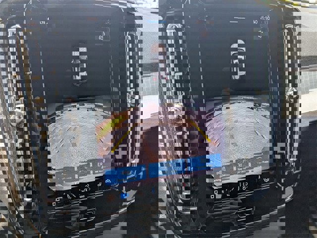 Used 2023 Volvo XC40 B5 Core image 16