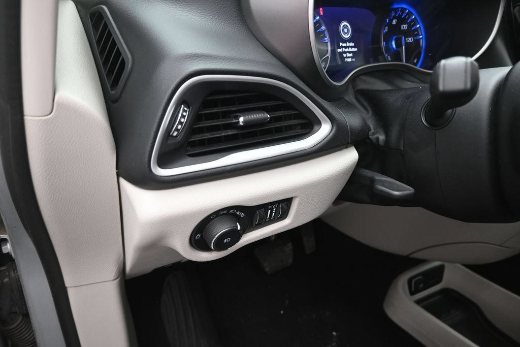Used 2024 Chrysler Pacifica Touring-L FWD image 13
