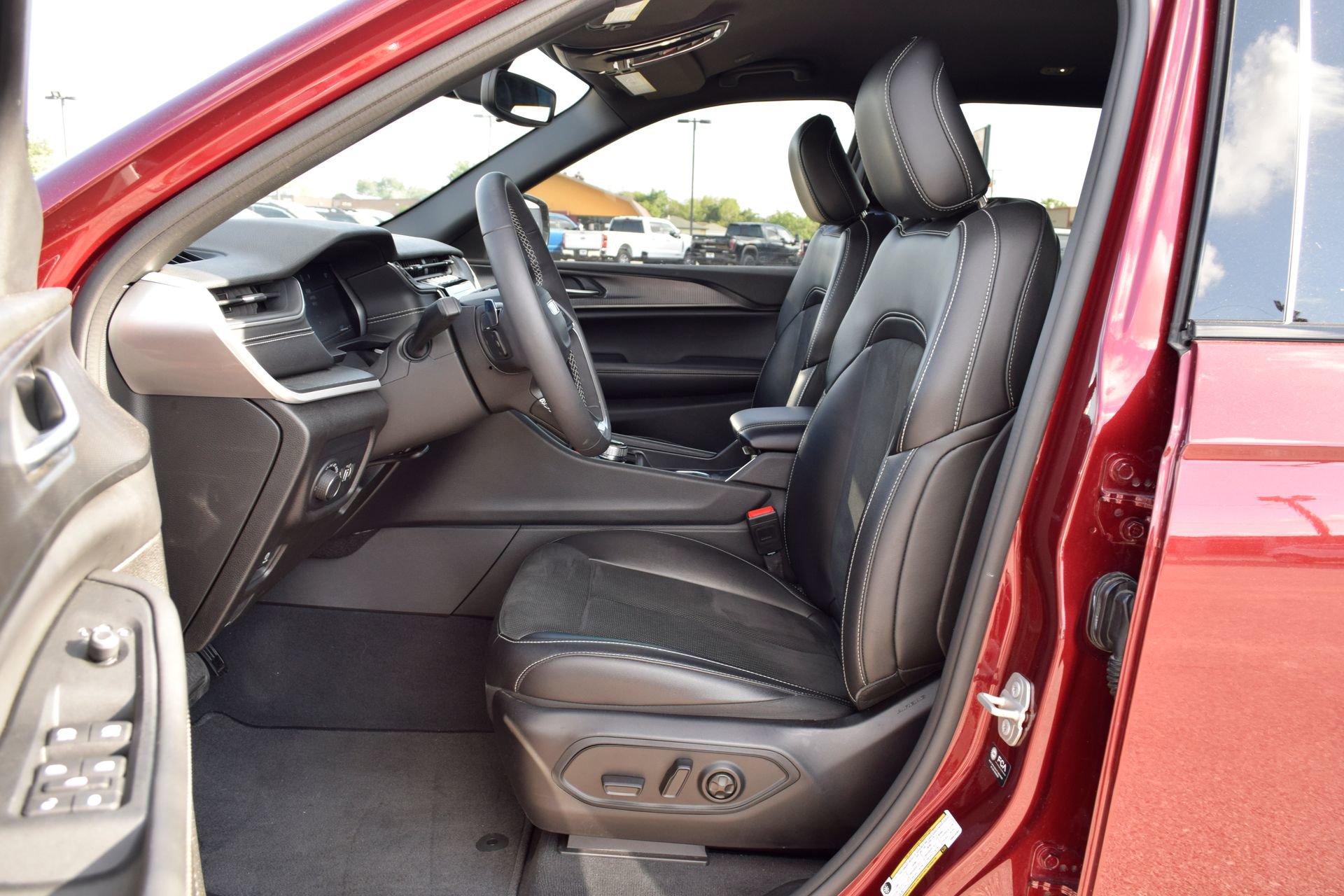 Used 2023 Jeep Grand Cherokee L Laredo image 18