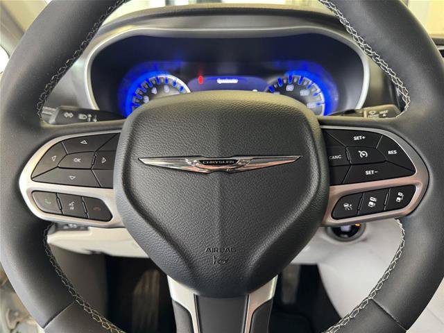 Used 2022 Chrysler Pacifica Touring-L AWD/4WD image 15